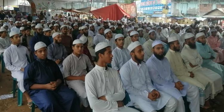 শ্রীপুরে জুলাই বিপ্লবে মাদ্রাসা শিক্ষার্থীদের ‘রেজিস্টেন্স সম্মাননা’ প্রদান