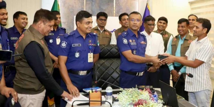 চুয়াডাঙ্গায় সাইবার ক্রাইম ইনভেস্টিগেশন সেলের মাধ্যমে ৩২ টি মোবাইল ও নগদ টাকা ফেরত