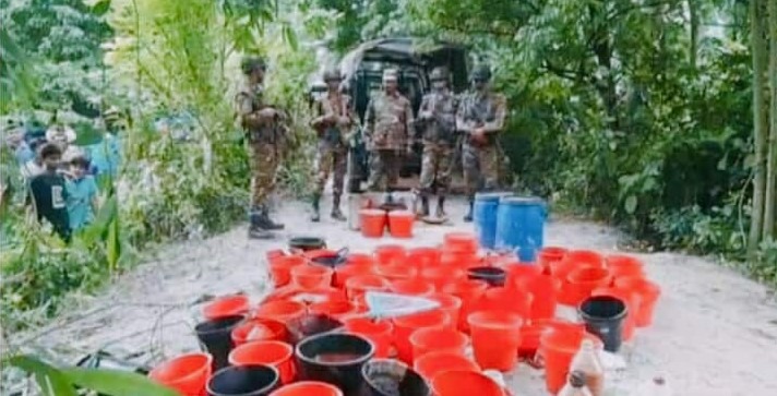 নাটোরে অবৈধ মদের কারখানায় সেনা অভিযান- মদ ও কাঁচামাল জব্দ, আটক -১