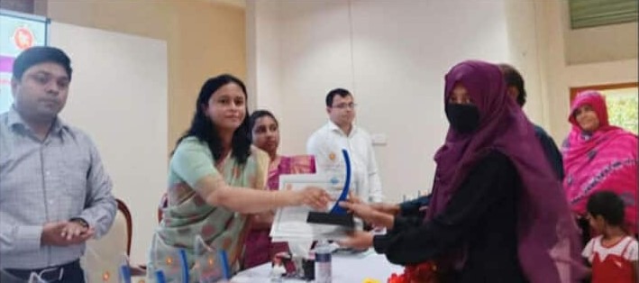 নাটোরে মেধাবী শিক্ষার্থীদের মাঝে ক্রেস্ট ও সনদপত্র বিতরণ