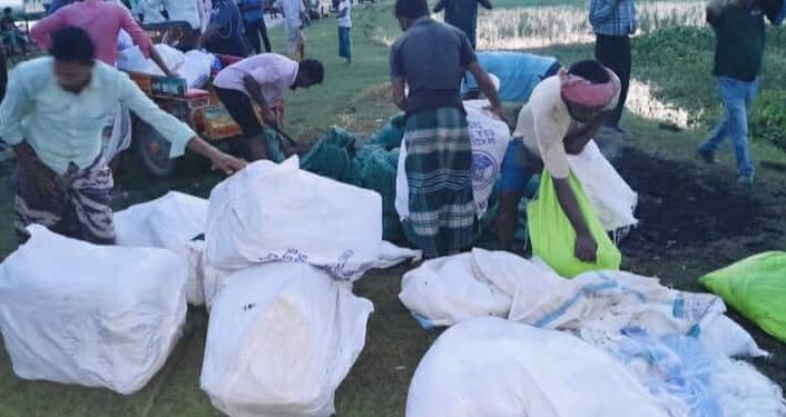 নাটোরের সিংড়ায় যৌথ বাহিনীর অভিযানে ১৭ লক্ষ টাকার নিষিদ্ধ কারেন্ট ও চায়না দুয়ারী জাল পুড়িয়ে ধ্বংস