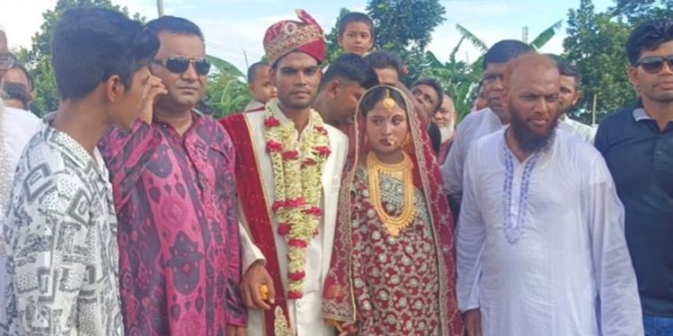 নেত্রকোনায় হেলিকপ্টারে করে নতুন বউকে নিয়ে এলেন ট্রাক্টরচালক বর