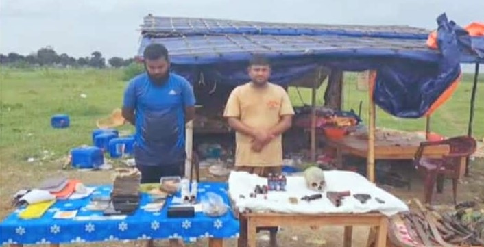 নাটোরে লালপুরে সেনা অভিযানে অস্ত্র মাদক টাকা ও মাথার খুলি উদ্ধার-গ্রেপ্তার ৩