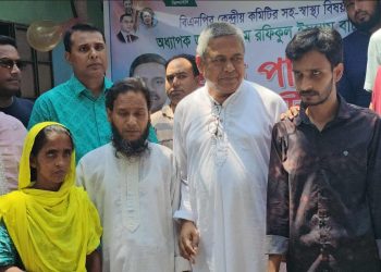 শ্রীপুরে দৃষ্টিপ্রতিবন্ধী পরিবারকে ঘর উপহার দিল বিএনপি