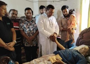 সাভারে অসুস্থ শ্রমিক দল নেতার চিকিৎসা সেবায় সহযোগিতার হাত বাড়িয়ে দিলেন খোরশেদ আলম