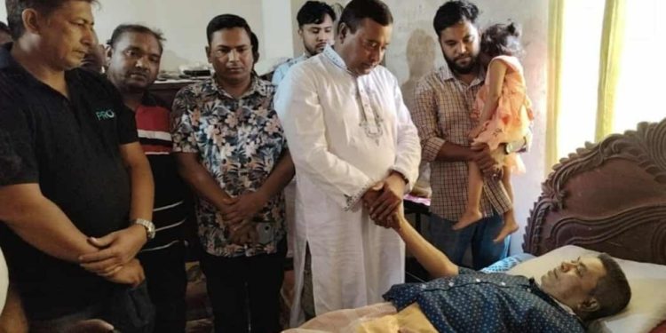 সাভারে অসুস্থ শ্রমিক দল নেতার চিকিৎসা সেবায় সহযোগিতার হাত বাড়িয়ে দিলেন খোরশেদ আলম