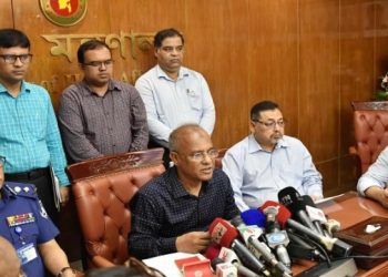 সন্ত্রাসীদের গ্রেফতারে সারা দেশে চিরুনি অভিযান শুরু হবে : স্বরাষ্ট্র উপদেষ্টা