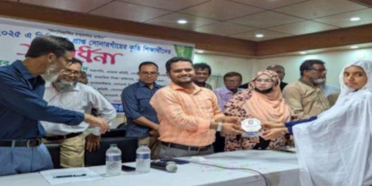 সারাদেশ যখন শোকে স্তব্ধ, সোনারগাঁওয়ে শিক্ষার্থীদের সংবর্ধনা অনুষ্ঠান