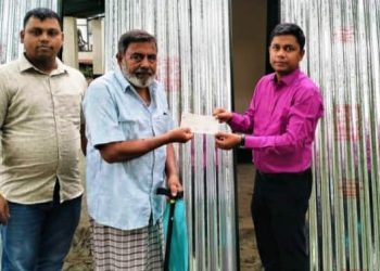 নাটোরের সিংড়ায় অগ্নিকাণ্ডে ক্ষতিগ্রস্ত ৩১ পরিবারকে ঢেউটিন ও চেক প্রদান