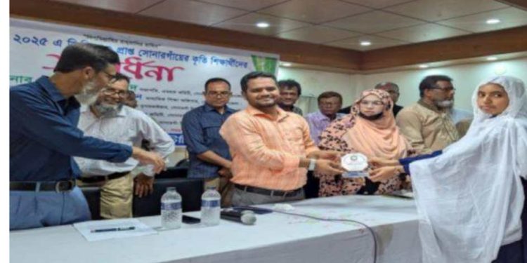 সারাদেশ যখন শোকে স্তব্ধ, সোনারগাঁওয়ে শিক্ষার্থীদের সংবর্ধনা অনুষ্ঠান