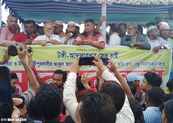 টঙ্গীতে ব্রিজের দাবিতে বিআরটি ফ্লাইওভার অবরোধ করে মানববন্ধন