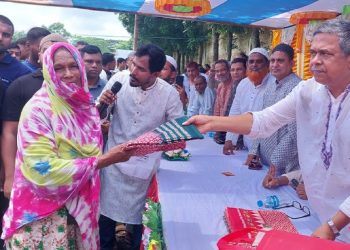 শ্রীপুরে খালেদা জিয়ার জন্মদিন উপলক্ষে দুস্থদের মাঝে বস্ত্র বিতরণ