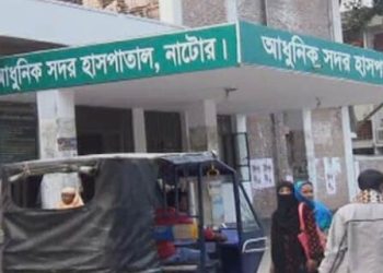 নাটোরে সাপে কাটা রোগী সাপ নিয়ে নিজেই হাজির হয়েছেন হাসপাতালে