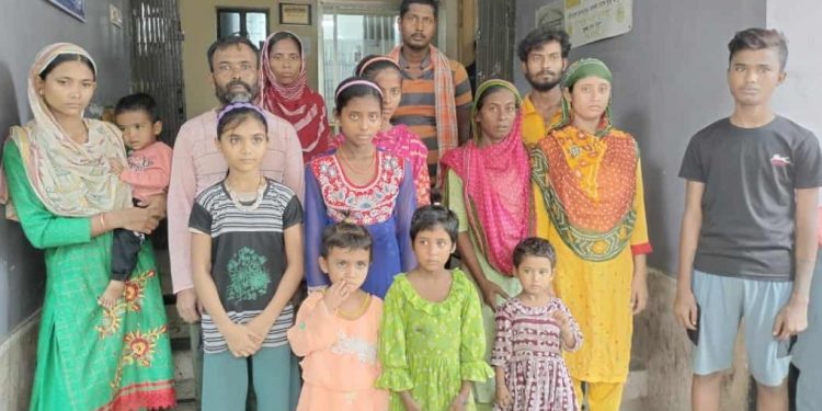 দর্শনা সীমান্ত দিয়ে ভারত ফেরত ১৫ নারী-পুরুষকে পরিবারের জিম্মায় ফেরত