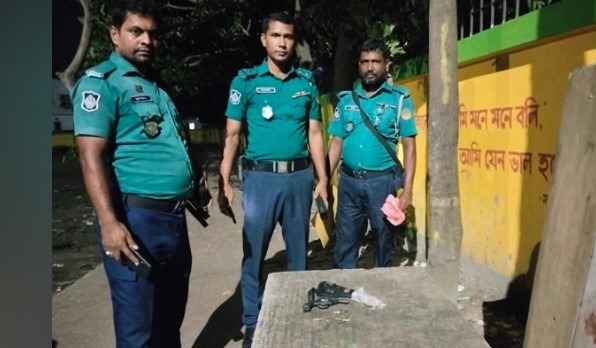 টঙ্গীতে পরিত্যক্ত অবস্থায় বিদেশি রিভলবার ও গুলি উদ্ধার