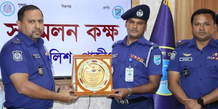 গাজীপুর জেলার শ্রেষ্ঠ ওসি শ্রীপুর থানার আব্দুল বারিক