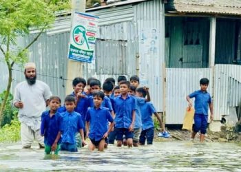 নাটোরের সিংড়ায় কোমর পানি মাড়িয়ে স্কুলে যাচ্ছে শিশুরা-চরম দুশ্চিন্তায় অভিভাবকরা