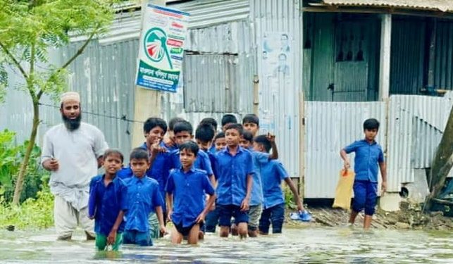 নাটোরের সিংড়ায় কোমর পানি মাড়িয়ে স্কুলে যাচ্ছে শিশুরা-চরম দুশ্চিন্তায় অভিভাবকরা