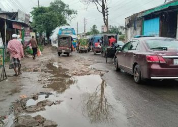 টঙ্গী কালীগঞ্জ আঞ্চলিক সড়ক। বেহাল সড়কে বাড়ছে দুর্ঘটনার ঝুঁকি