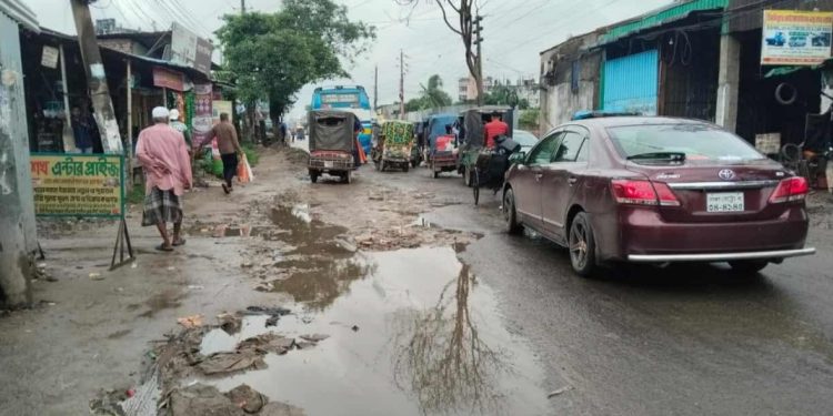 টঙ্গী কালীগঞ্জ আঞ্চলিক সড়ক। বেহাল সড়কে বাড়ছে দুর্ঘটনার ঝুঁকি