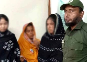 নাটোরে ব্যাংকের ভেতর থেকে গ্রাহকের টাকা চুরি তিন নারীকে আটক