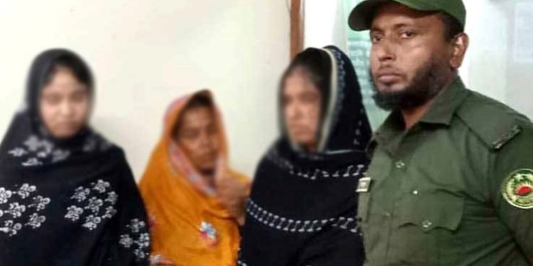 নাটোরে ব্যাংকের ভেতর থেকে গ্রাহকের টাকা চুরি তিন নারীকে আটক