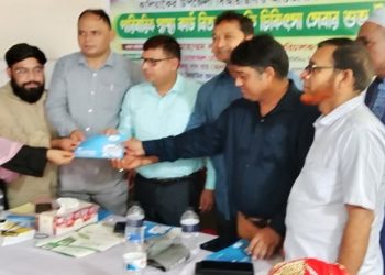 গাজীপুরের কালিয়াকৈরে স্বাস্থ্য কার্ড ও ফলজ চারা বিতরণ