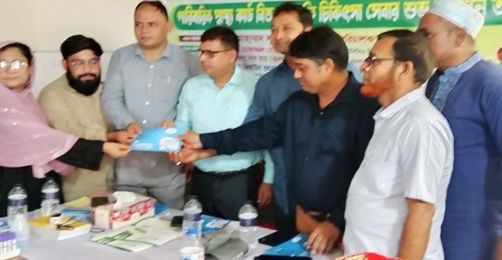 গাজীপুরের কালিয়াকৈরে স্বাস্থ্য কার্ড ও ফলজ চারা বিতরণ