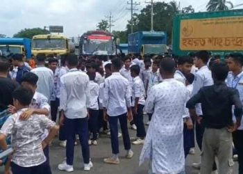 প্রধান শিক্ষক ও পরিচালনা কমিটির সভাপতির পদত্যাগের দাবিতে ঢাকা-ময়মনসিংহ মহাসড়ক অবরোধ