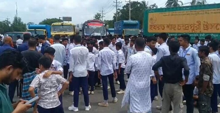 প্রধান শিক্ষক ও পরিচালনা কমিটির সভাপতির পদত্যাগের দাবিতে ঢাকা-ময়মনসিংহ মহাসড়ক অবরোধ