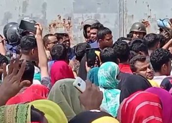 আশুলিয়ায় বেতনের দাবিতে শ্রমিকদের মহাসড়ক অবরোধ করে বিক্ষোভ