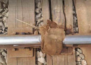 নাটোরে রেললাইন ভাঙ্গা, বস্তা গুঁজে ধীর গতিতে চলছে ট্রেন