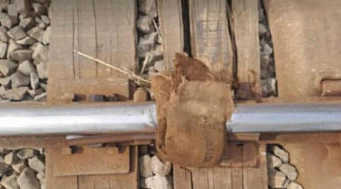 নাটোরে রেললাইন ভাঙ্গা, বস্তা গুঁজে ধীর গতিতে চলছে ট্রেন