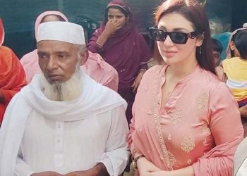 কোরবানির হাটে গরু বিক্রি করে জাল নোটে প্রতারিত হওয়া বৃদ্ধ রইস উদ্দিনের বাড়িতে নায়িকা অপু বিশ্বাস আল