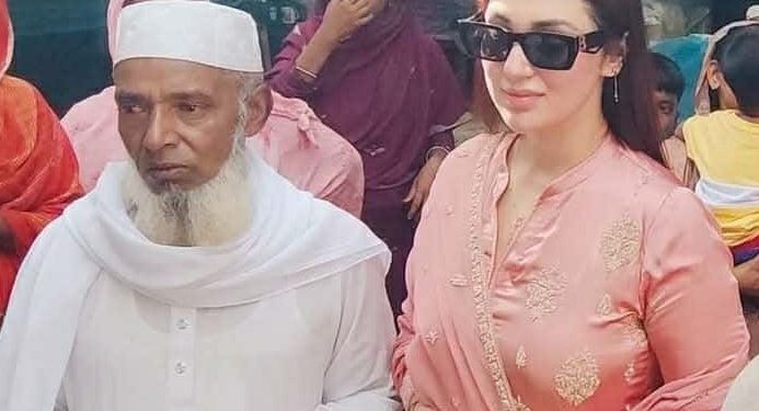 কোরবানির হাটে গরু বিক্রি করে জাল নোটে প্রতারিত হওয়া বৃদ্ধ রইস উদ্দিনের বাড়িতে নায়িকা অপু বিশ্বাস আল