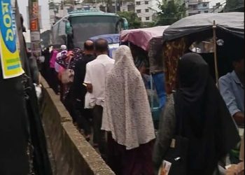 অ্যাম্বুলেন্স আটকে রোগীর কান্না—ময়মনসিংহে ব্রীজ মোড়ে যানজট চরমে