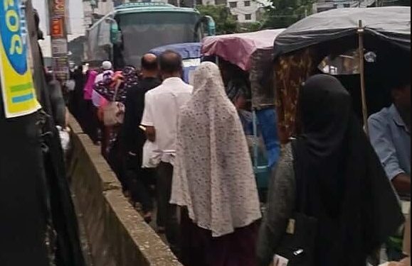 অ্যাম্বুলেন্স আটকে রোগীর কান্না—ময়মনসিংহে ব্রীজ মোড়ে যানজট চরমে