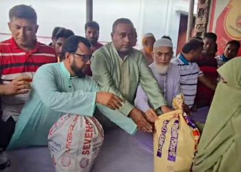 সাভারে পানি বন্দি মানুষের মাঝে খাদ্যসামগ্রী বিতরণ করলেন মানবিক নেতা খোরশেদ আলম