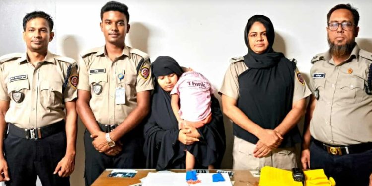 শিশুর সামনে হাতকড়া: মাদকবিরোধী অভিযানে হৃদয়বিদারক চিত্র