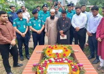 টঙ্গীতে তিন শহীদের কবর জিয়ারত করলেন প্রশাসনের কর্মকর্তারা