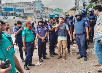 গাজীপুরে বকেয়া বেতনের দাবিতে পোশাকশ্রমিকদের মহাসড়ক অবরোধ