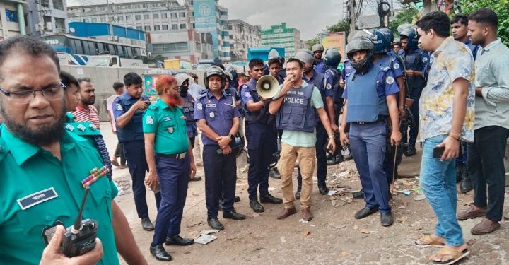 গাজীপুরে বকেয়া বেতনের দাবিতে পোশাকশ্রমিকদের মহাসড়ক অবরোধ