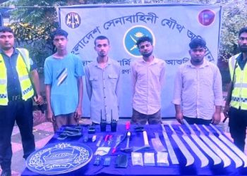 সাভারে কিশোর গ্যাংয়ের দৌরাত্ম্য: আর্মি ক্যাম্পের অভিযানে অস্ত্রসহ গ্রেপ্তার ৪