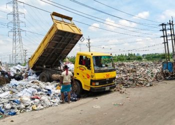 বিনোদনকেন্দ্রের পাশে বিলের পানিতে গাজীপুর সিটি করপোরেশনের বর্জ্য ফেলায় ঝুঁকিতে বিলের মাছসহ জলজপ্রাণী