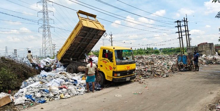 বিনোদনকেন্দ্রের পাশে বিলের পানিতে গাজীপুর সিটি করপোরেশনের বর্জ্য ফেলায় ঝুঁকিতে বিলের মাছসহ জলজপ্রাণী