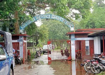 নাটোর চিনিকলে নিরাপত্তা প্রহরীদের অস্ত্রের মুখে জিম্মি করে দুর্ঘর্ষ ডাকাতি