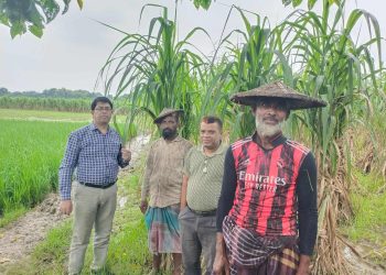 কেরুজ চিনিকলের ব্যবস্থাপনা পরিচালক চাষীদের নিয়ে আখের জমি পরিদর্শন