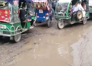 ময়মনসিংহে ব্রীজ মোড়–চরপাড়া সড়ক এখন মৃত্যু ফাঁদ!