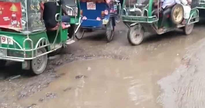 ময়মনসিংহে ব্রীজ মোড়–চরপাড়া সড়ক এখন মৃত্যু ফাঁদ!