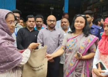 নাটোরে জেলা প্রশাসনের উদ্যোগে পরিবেশ বান্ধব পাটের ব্যাগ বিতরণ